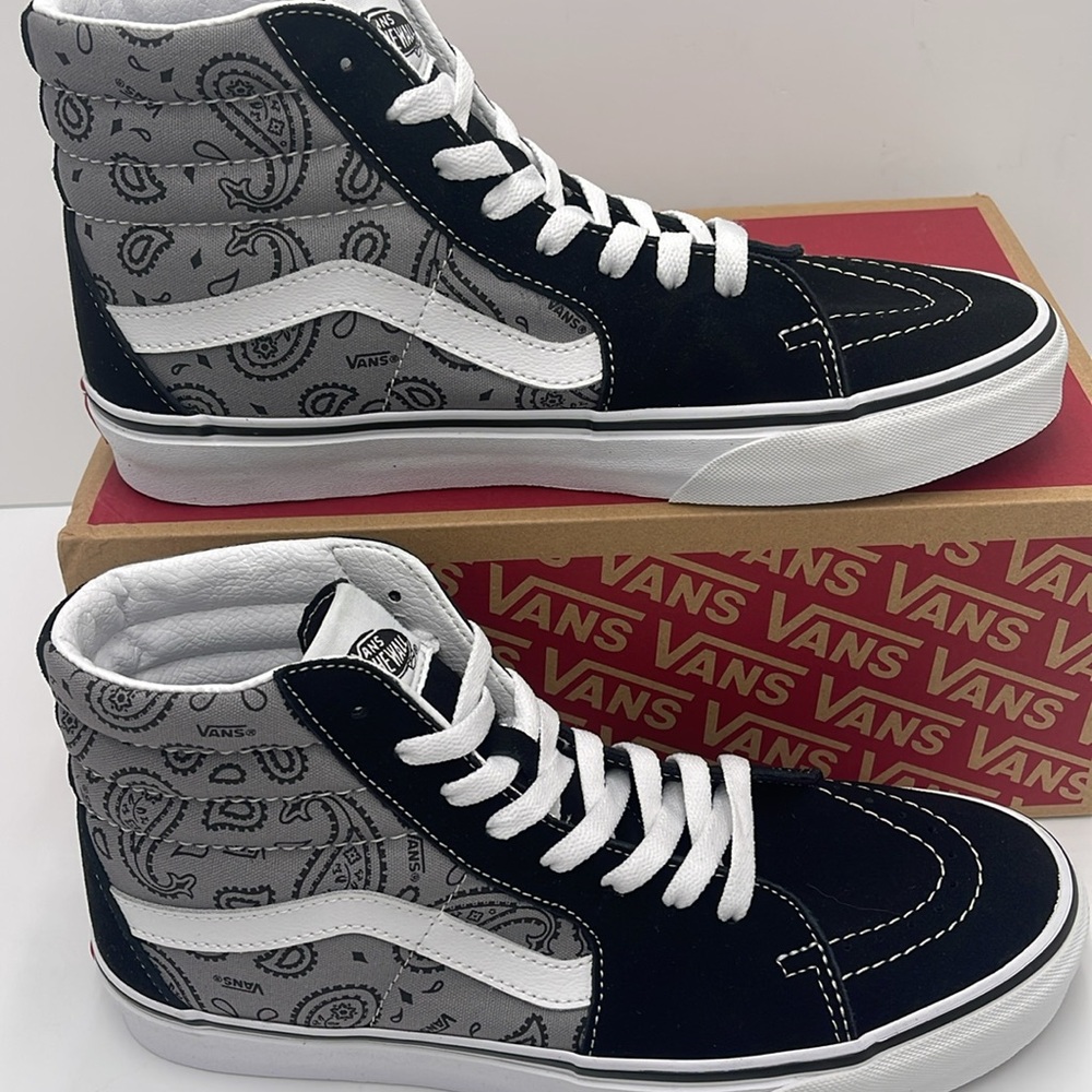 Vans Men’s Sk8-Hi Paisley Gray/True White
VN0005U9BGJ
Sneakerss - Picture 3 of 16